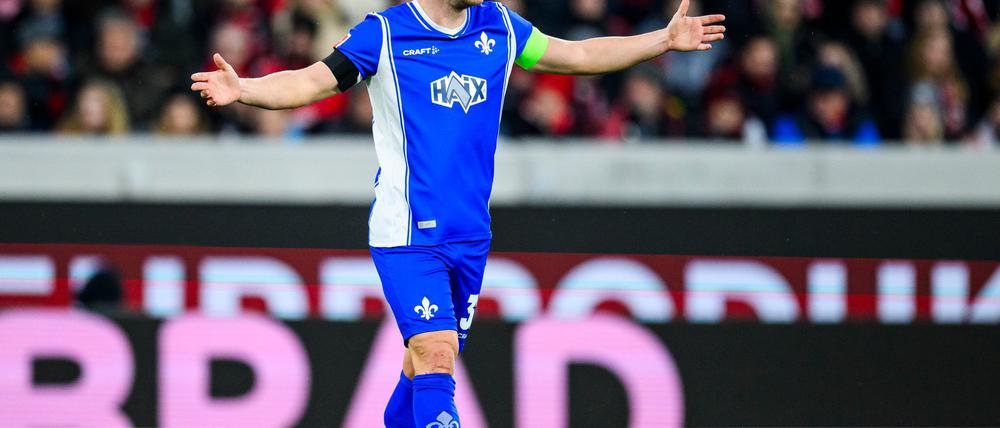 Fabian Holland wird auch in der kommenden Saison für den SV Darmstadt 98 spielen.