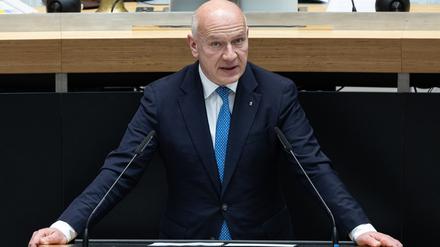 Regierungschef Kai Wegner (CDU) geht auf Distanz zu Walter Gauks.
