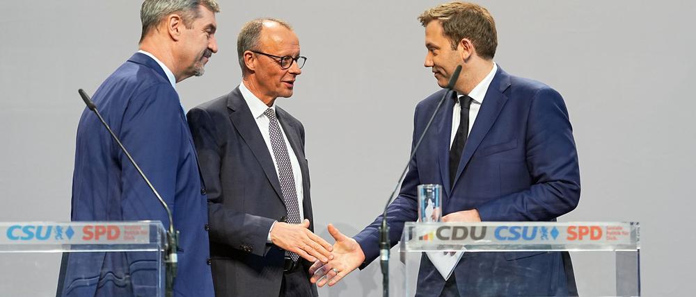 Bisher ist der Vertrag nur per Handschlag der Parteichefs besiegelt. (Archivbild vom 9. April)