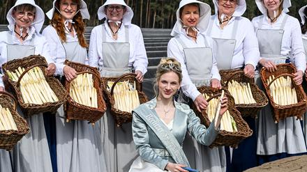 Die Spargelkönigin darf beim offiziellen Saisonauftakt in Beelitz nicht fehlen. 