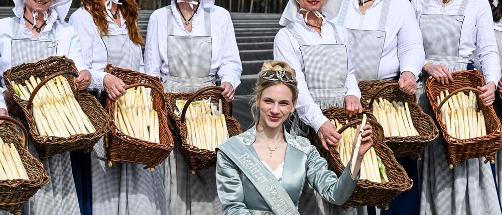 Die Spargelkönigin darf beim offiziellen Saisonauftakt in Beelitz nicht fehlen. 