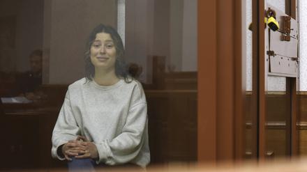  Die amerikanisch-russische Doppelstaatlerin Xenia Karelina sitzt in einem Glaskäfig in einem russischen Gerichtssaal.