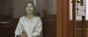  Die amerikanisch-russische Doppelstaatlerin Xenia Karelina sitzt in einem Glaskäfig in einem russischen Gerichtssaal.