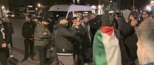 XBerger zeigt den Demnstranten auf dem Handy die Mohammad-Karrikatur, die auf dem Flyer des Bajszel abgebildet war.