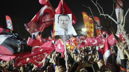 Mitte März wurde Ekrem Imamoglu festgenommen. Seitdem protestierten Hunderttausende für den beliebten Istanbuler Bürgermeister. 