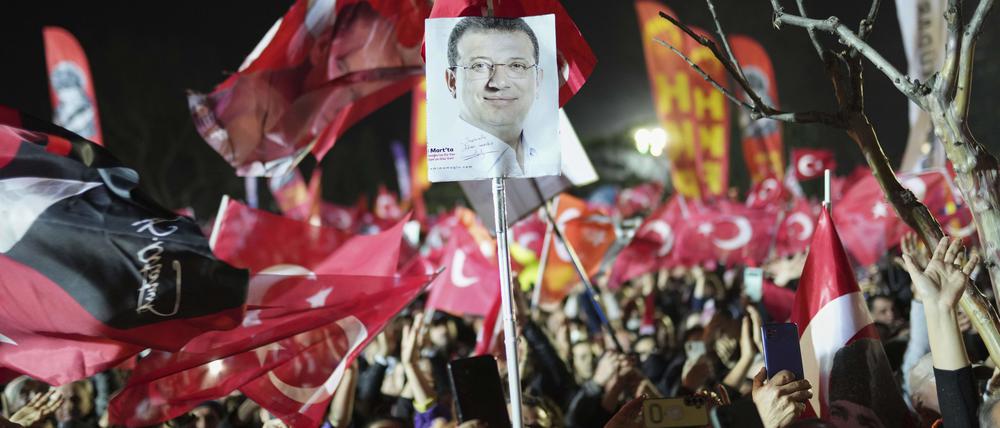 Mitte März wurde Ekrem Imamoglu festgenommen. Seitdem protestierten Hunderttausende für den beliebten Istanbuler Bürgermeister.