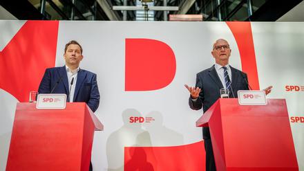 Brandenburgs Ministerpräsident Dietmar Woidke (SPD, rechts) geht davon aus, dass seine Partei dem Koalitionsvertrag mit der Union zustimmen wird. (Archivbild)
