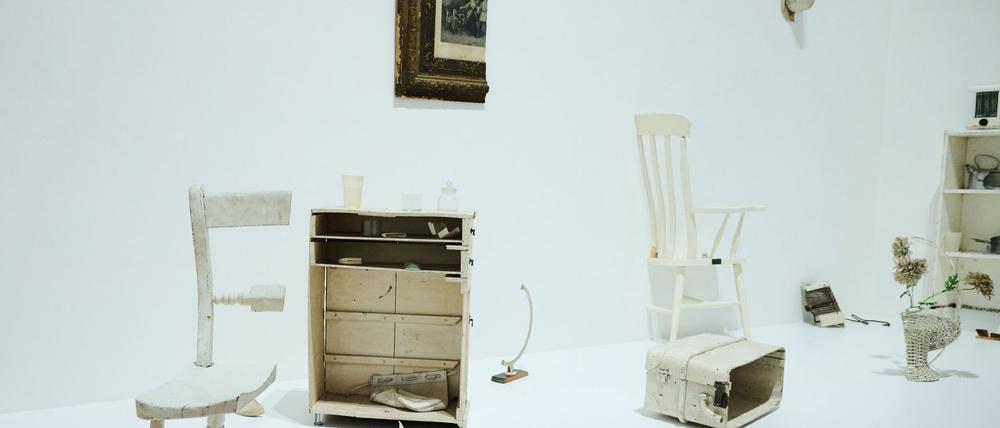 Ein echter Hingucker: „Halbes Zimmer“ zeigt halbierte Einrichtungsgegenstände vom Stuhl bis zum Damenschuh.