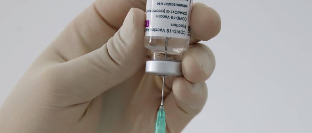 Fehlt nur noch der Stoff. Größere Unternehmen in der Region Berlin und Brandenburg verfügen über die Infrastruktur, um binnen weniger Wochen Zehntausende Mitarbeitende gegen das Coronavirus zu impfen.