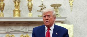 US-Präsident Donald Trump trifft sich mit dem israelischen Premierminister Benjamin Netanjahu (nicht im Bild) im Oval Office (Symbolbild).