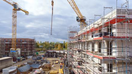 Potsdam: Gerüste stehen an den Rohbauten der Häuser an der Peter-Huchel-Straße. Ein Archivbild aus 2020.
