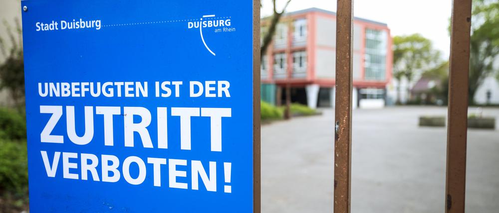 10.04.2025, Nordrhein-Westfalen, Duisburg: Ein Schild mit der Aufschrift „Unbefugten ist der Zutritt verboten!“ am Schulhofeingang der Schule.