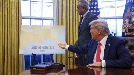 US-Präsident Donald Trump deutet auf ein Plakat mit der Aufschrift „Gulf of America“ („Golf von Amerika“), während der Minister für Gesundheit und Soziales, Robert F. Kennedy Jr., im Oval Office des Weißen Hauses zusieht.