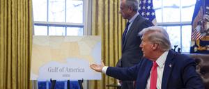 US-Präsident Donald Trump deutet auf ein Plakat mit der Aufschrift „Gulf of America“ („Golf von Amerika“), während der Minister für Gesundheit und Soziales, Robert F. Kennedy Jr., im Oval Office des Weißen Hauses zusieht.