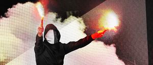 Sorgen sie für Stimmung oder machen die nur Randale? Ultras im Fußball.
