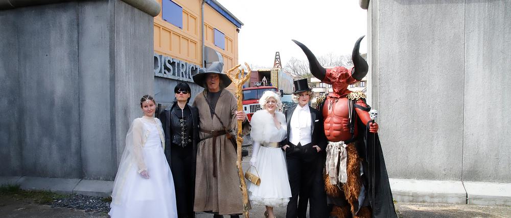 Filmpark-Chef Friedhelm Schatz (3. v. l.) als Zauberer Gandalf aus „Herr der Ringe“ mit seinem Team.