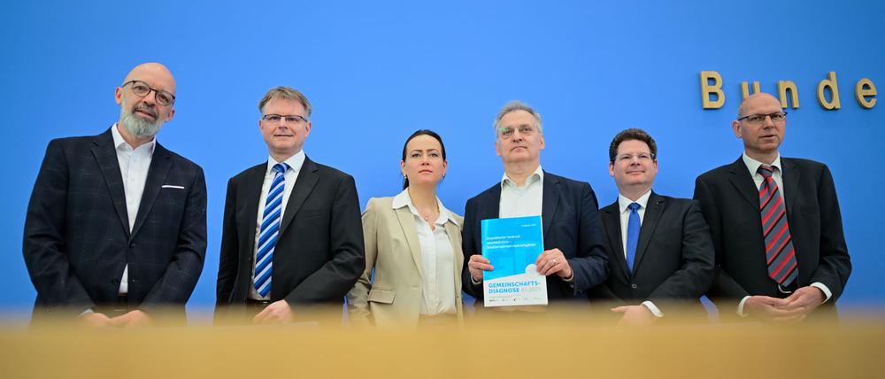 Deutschlands Wirtschaftsprobleme liegen nicht nur in Trumps Zollpolitik - die Fachleute sehen auch noch andere Baustellen.