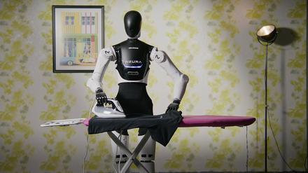 Der Roboter 4NE-1 der Firma Neura Robotics beim Bügeln.