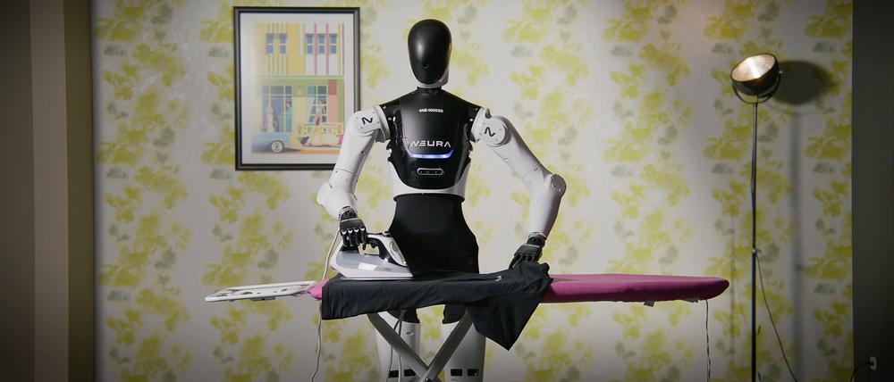 Der Roboter 4NE-1 der Firma Neura Robotics beim Bügeln.