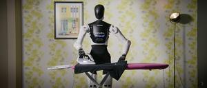 Der Roboter 4NE-1 der Firma Neura Robotics beim Bügeln.