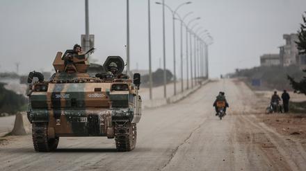 Ein türkischer Panzer fährt im November 2024 auf einer Straße während eines Großangriffs durch damalige Oppositionsaktivisten auf frühere syrische Regierungstruppen.
