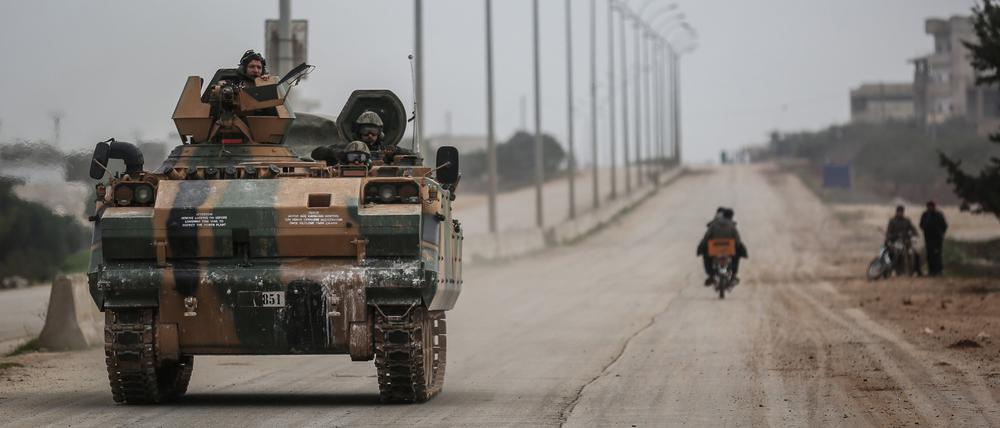 Ein türkischer Panzer fährt im November 2024 auf einer Straße während eines Großangriffs durch damalige Oppositionsaktivisten auf frühere syrische Regierungstruppen.