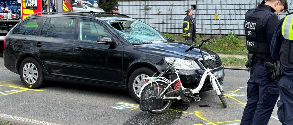 Der 18 Jahre alte Autofahrer erlitt einen Schock und kam in eine Klinik.