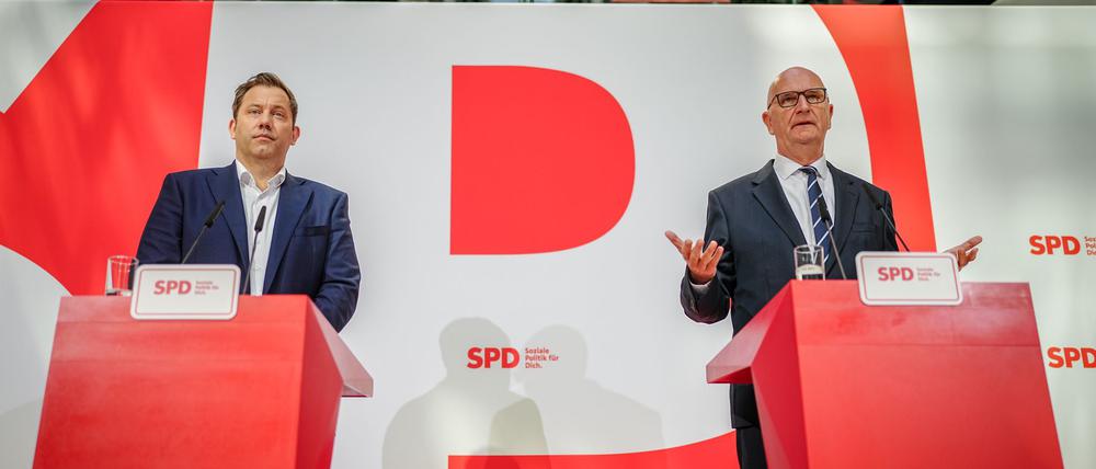 Brandenburgs Ministerpräsident Dietmar Woidke (SPD, rechts) geht davon aus, dass seine Partei dem Koalitionsvertrag mit der Union zustimmen wird. (Archivbild)