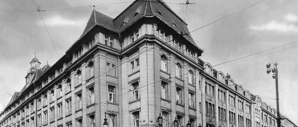 Berlin: Ansicht des Verlagsgebäudes in der Kochstrasse Ecke Charlottenstrasse
Fotomontage (Autos wurden einmontiert)
- 1928