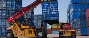 Ein Containerlader belädt Container in einem Logistikunternehmen im Bezirk Beilun der Stadt Ningbo in der ostchinesischen Provinz Zhejiang.