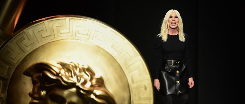 Modedesignerin Donatella Versace nach der Modenschau der Versace-Damenkollektion Herbst/Winter 2019/2020.