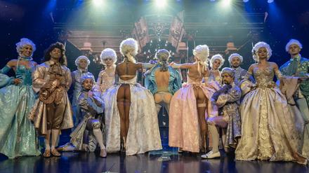 Zwischen Revue und Abgrund: „Vegas Rouge“ ist eine Erotik-Show, die kein Klischee scheut und jede Provokation vermeidet.