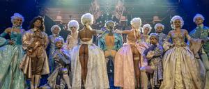 Zwischen Revue und Abgrund: „Vegas Rouge“ ist eine Erotik-Show, die kein Klischee scheut und jede Provokation vermeidet.
