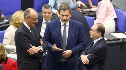 Friedrich Merz, Lars Klingbeil und Alexander Dobrindt beraten sich im  Bundestag. 