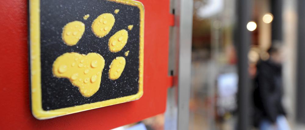 Das Firmenlogo des Outdoor-Ausrüsters Jack Wolfskin vor dem Eingang des Jack-Wolfskin-Stores in der Innenstadt von Hamburg zu sehen.