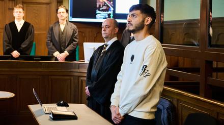  Influencer Atallah Younes (r) mit seinem Anwalt Axel Czapp vor dem Landgericht Berlin.
