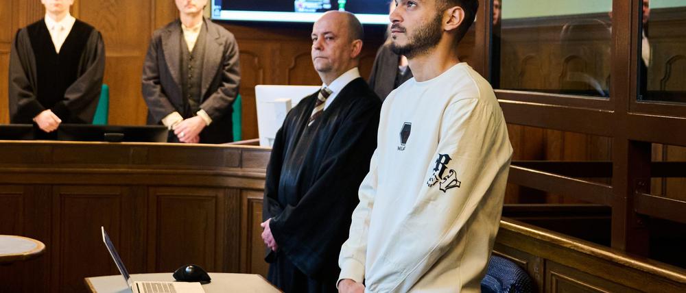 Influencer Atallah Younes (r) mit seinem Anwalt Axel Czapp vor dem Landgericht Berlin.
