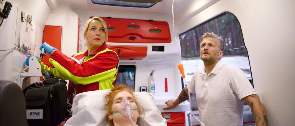 Nora (Tanja Wedhorn, l) hat alle Hände voll zu tun.