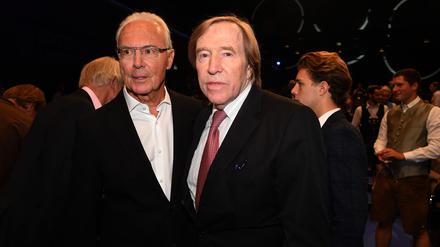 Franz Beckenbauer (l) erkundigte sich bei Günter Netzer über Nahtod-Erfahrungen.