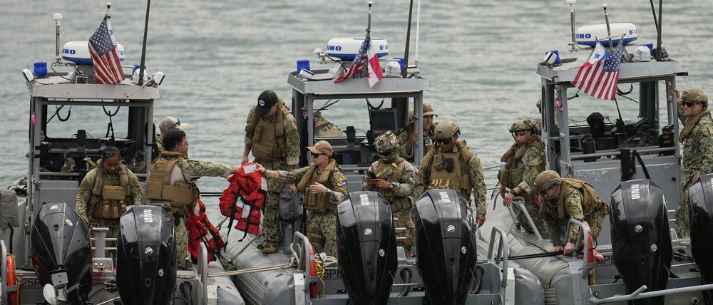 US-amerikanische und panamaische Streitkräfte führen während des Besuchs von US-Verteidigungsminister Hegseth in Port of Rodman eine gemeinsame Übung am Panamakanal durch.