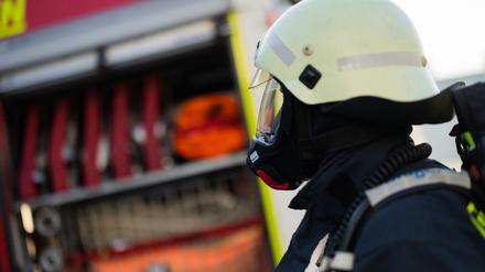 Mehrere Einheiten der Feuerwehr ziehen den brennenden Müllberg auseinander und löschen ihn. (Symbolbild) 