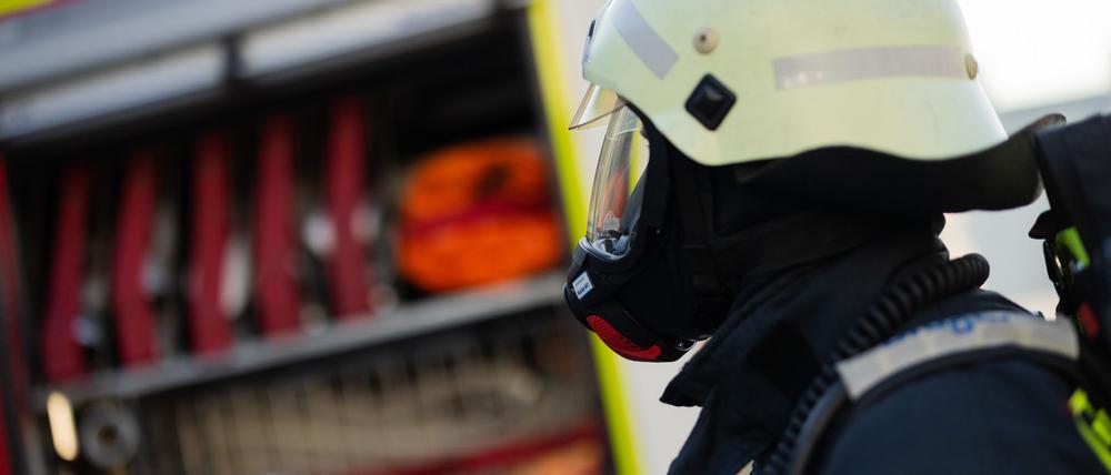 Mehrere Einheiten der Feuerwehr ziehen den brennenden Müllberg auseinander und löschen ihn. (Symbolbild)
