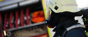 Mehrere Einheiten der Feuerwehr ziehen den brennenden Müllberg auseinander und löschen ihn. (Symbolbild) 