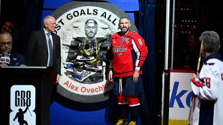 Die Washington Capitals haben Alexander Owetschkin für seinen Torrekord in der NHL geehrt.
