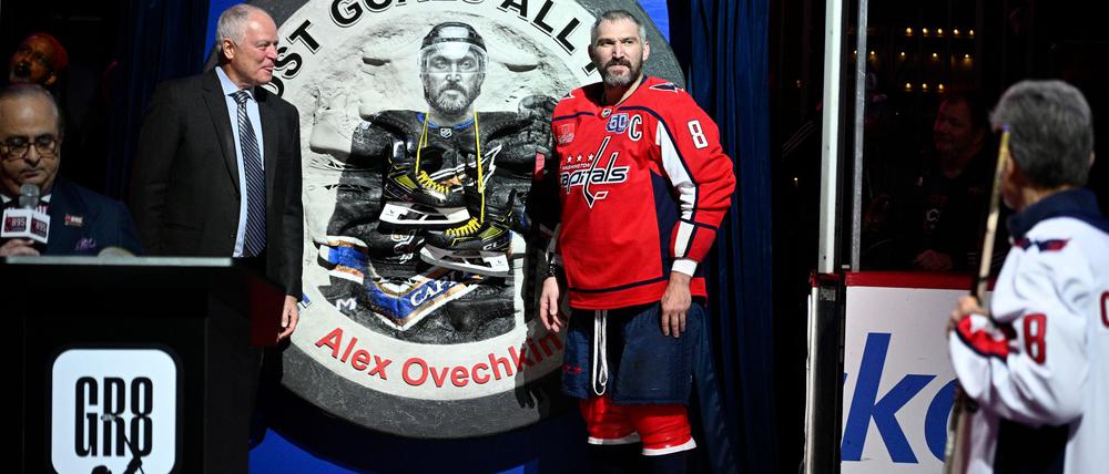Die Washington Capitals haben Alexander Owetschkin für seinen Torrekord in der NHL geehrt.