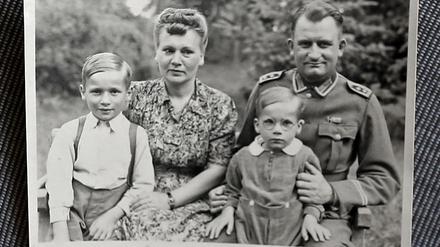 Volker Schobeß im Juni 1944 zwischen den Knien seines Vaters, der Berufssoldat war. 