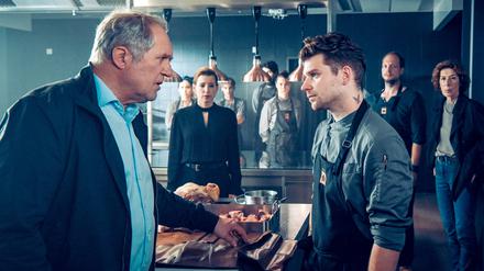 ARD Degeto TATORT: MESSER, am Sonntag (13.04.25) um 20:15 Uhr und um 00:30 Uhr im ERSTEN V. l. n. re.: Moritz Eisner (Harald Krassnitzer), Carmen (Zoé Sedlak), Alicia Brauer (Martina Ebm), Bernd (Aleksandar Srtschin), Mohammed (Tamim Fattal), Lisa (Lisa Schützenberger), Lars Eidmann (Simon Morzé), Ratte (Manuel Sefciuc) und Bibi Fellner (Adele Neuhauser). © ARD Degeto Film/ORF/Hubert Mican, honorarfrei - Verwendung gemäß der AGB im engen inhaltlichen, redaktionellen Zusammenhang mit genannter Degeto-Sendung und bei Nennung "Bild: ARD Degeto Film/ORF/Hubert Mican" (S2+). ARD Degeto/Programmplanung und Presse, Tel: 069/1509-335, degeto-presse@degeto.de
