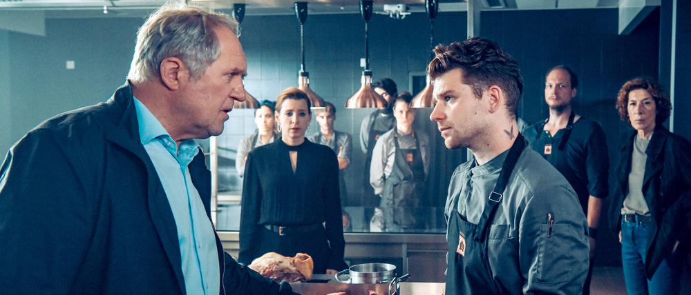 ARD Degeto TATORT: MESSER, am Sonntag (13.04.25) um 20:15 Uhr und um 00:30 Uhr im ERSTEN V. l. n. re.: Moritz Eisner (Harald Krassnitzer), Carmen (Zoé Sedlak), Alicia Brauer (Martina Ebm), Bernd (Aleksandar Srtschin), Mohammed (Tamim Fattal), Lisa (Lisa Schützenberger), Lars Eidmann (Simon Morzé), Ratte (Manuel Sefciuc) und Bibi Fellner (Adele Neuhauser). © ARD Degeto Film/ORF/Hubert Mican, honorarfrei - Verwendung gemäß der AGB im engen inhaltlichen, redaktionellen Zusammenhang mit genannter Degeto-Sendung und bei Nennung "Bild: ARD Degeto Film/ORF/Hubert Mican" (S2+). ARD Degeto/Programmplanung und Presse, Tel: 069/1509-335, degeto-presse@degeto.de