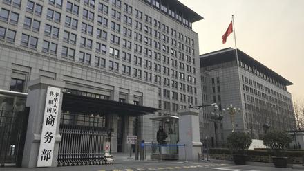  Ein Polizist bewacht den Haupteingang des chinesischen Handelsministeriums.
