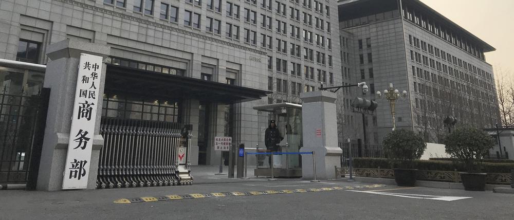 Ein Polizist bewacht den Haupteingang des chinesischen Handelsministeriums.